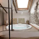 Tiny Loft With Jacuzzi *