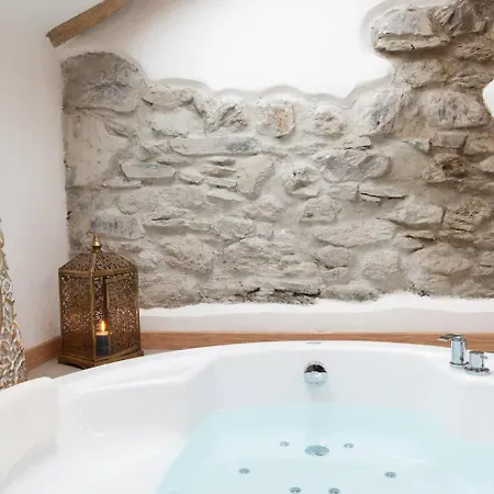 Апартаменты Tiny Loft With Jacuzzi *