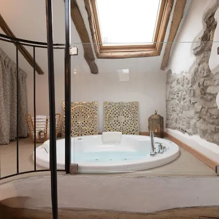 Tiny Loft With Jacuzzi *