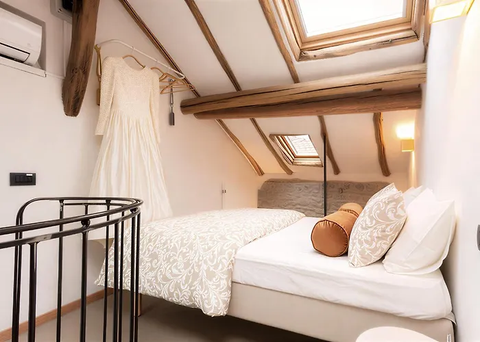 Tiny Loft With Jacuzzi דירה *