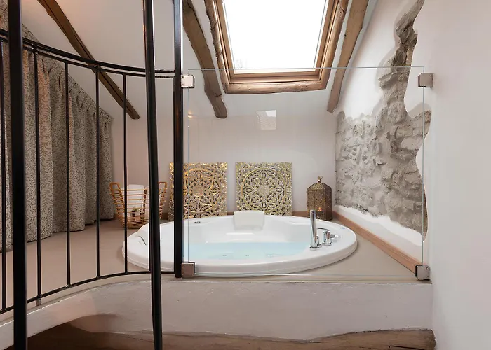 דירה Tiny Loft With Jacuzzi *