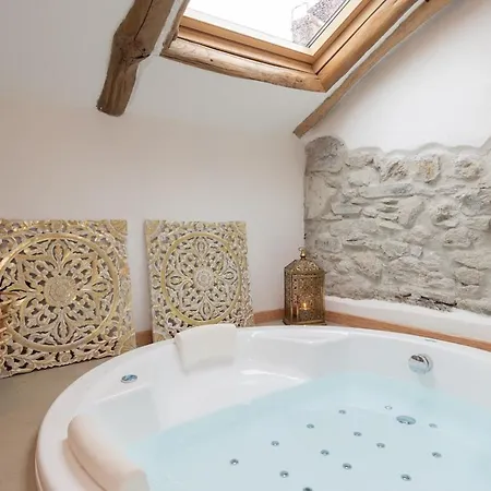 Tiny Loft With Jacuzzi 아파트 *
