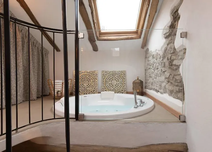 Tiny Loft With Jacuzzi *